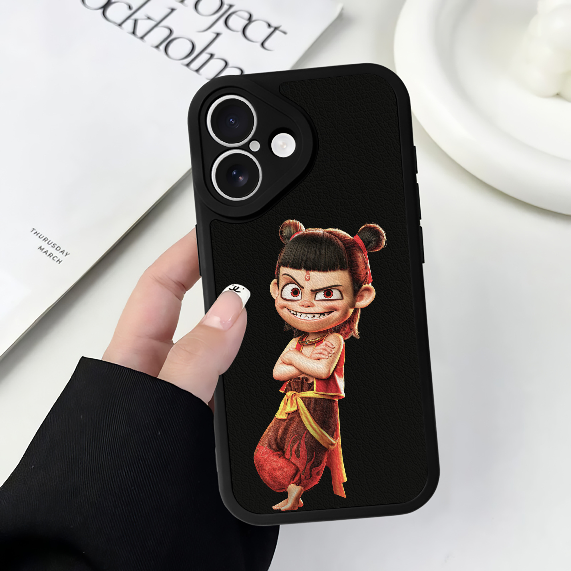 （画像用） Ne Zha 2 ナタ 魔童の大暴れ 【iPhone 16シリーズ対応】シリコンスマホケース（レザー調） 材質：シリコン